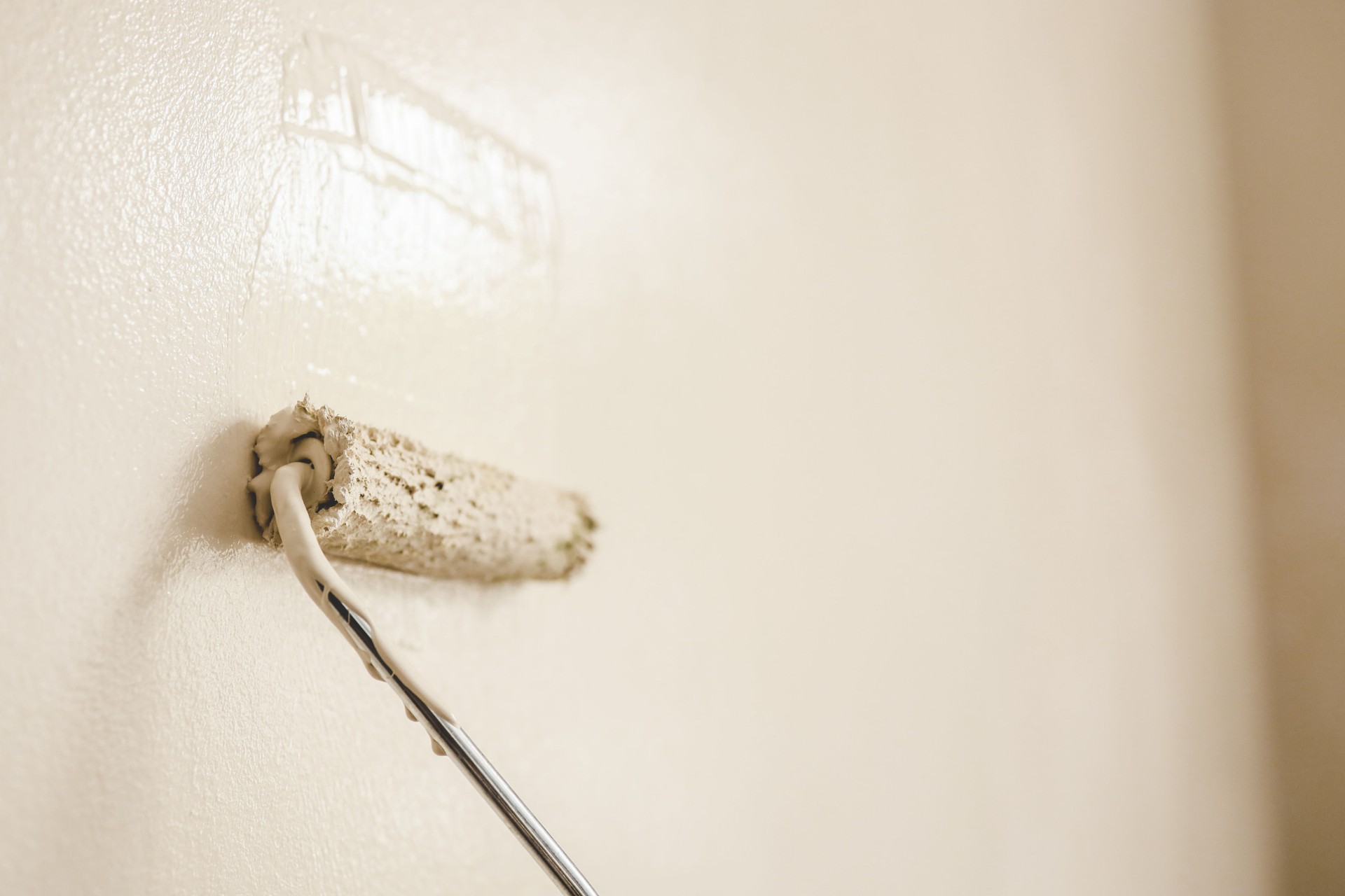 Painting the walls of a room. Paint Roller Techniques